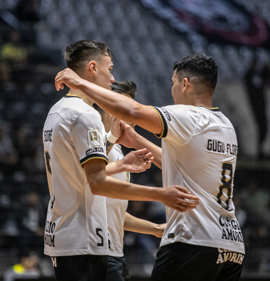 Sodr e Gugu Flores comemoram gol em jogo do Corinthians contra o Aroeira