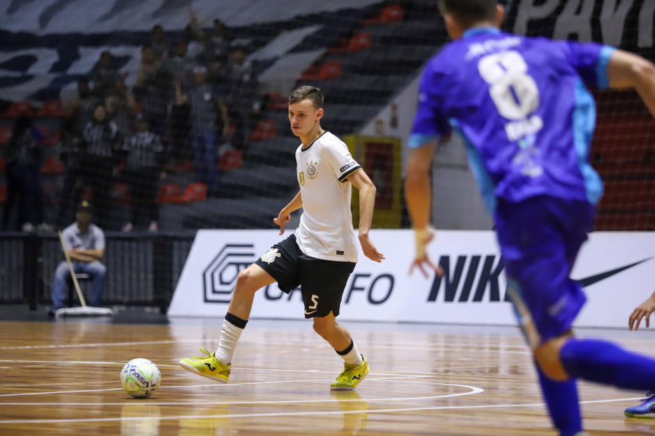Sodr passa a bola em jogo do Corinthians contra o Braslia pela Copa do Brasil de Futsal