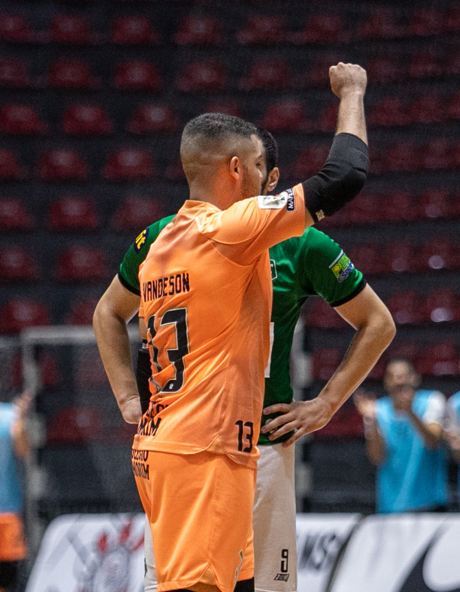 Vanderson celebra gol em jogo do Corinthians contra o Aroeira