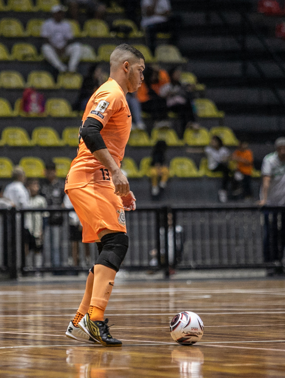Vanderson com a bola em jogo do Corinthians contra o Aroeira