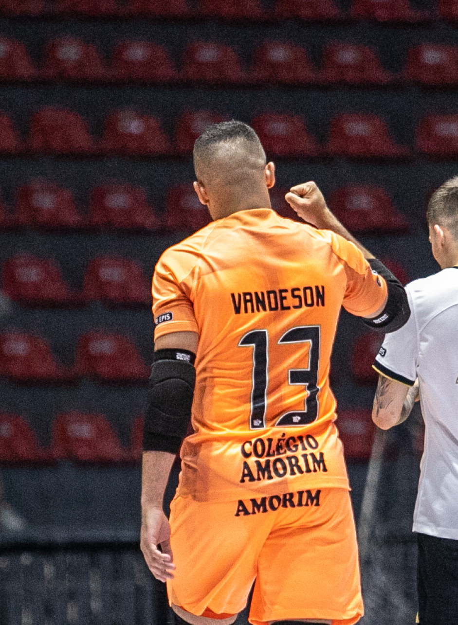 Vanderson comemora gol do Corinthians em jogo contra o Aroeira