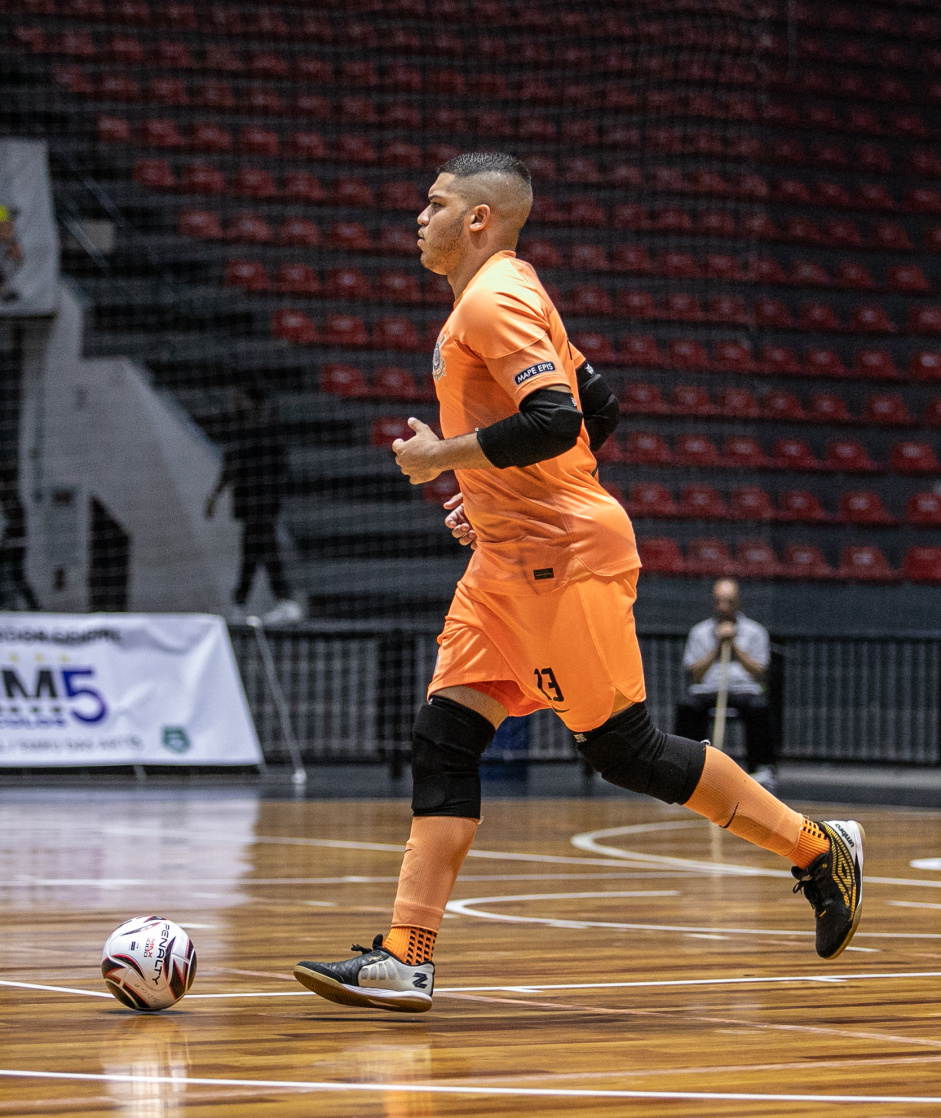 Vanderson conduz a bola em jogo do Corinthians contra o Aroeira