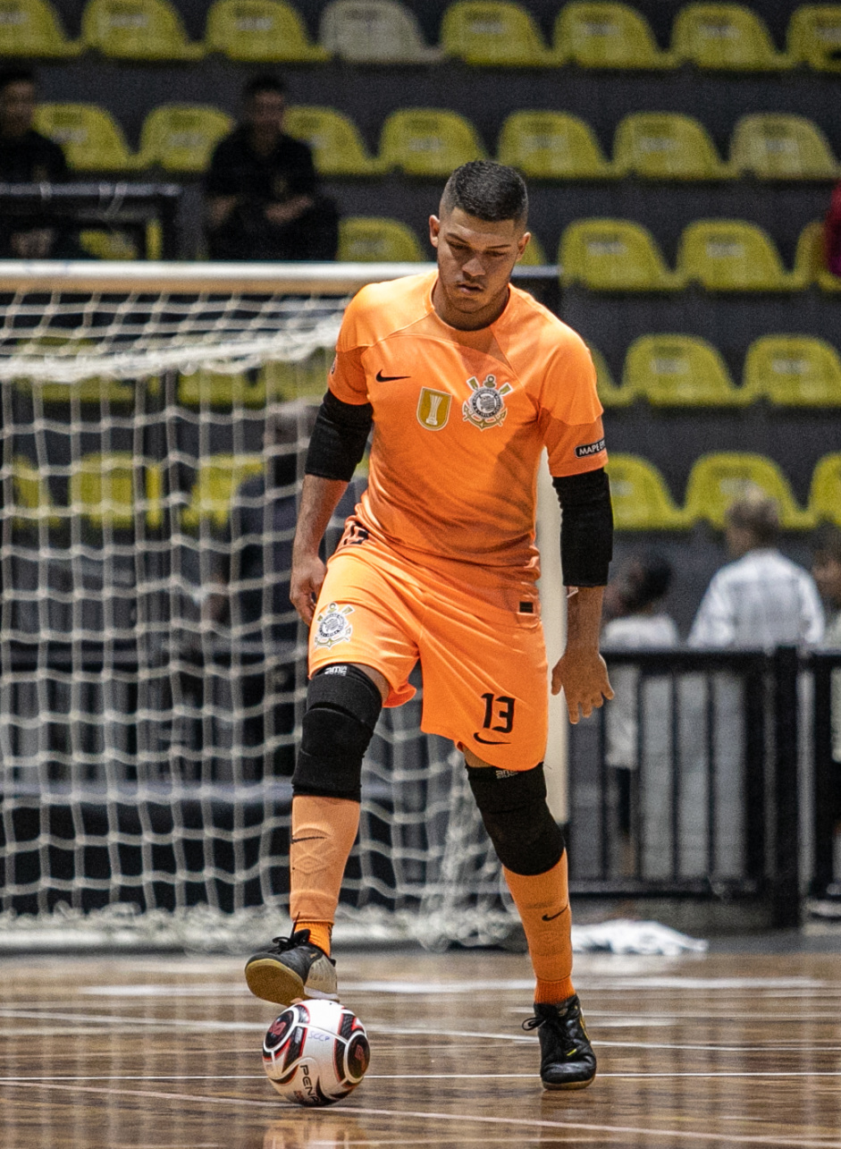 Vanderson domina a bola em jogo do Corinthians contra o Aroeira