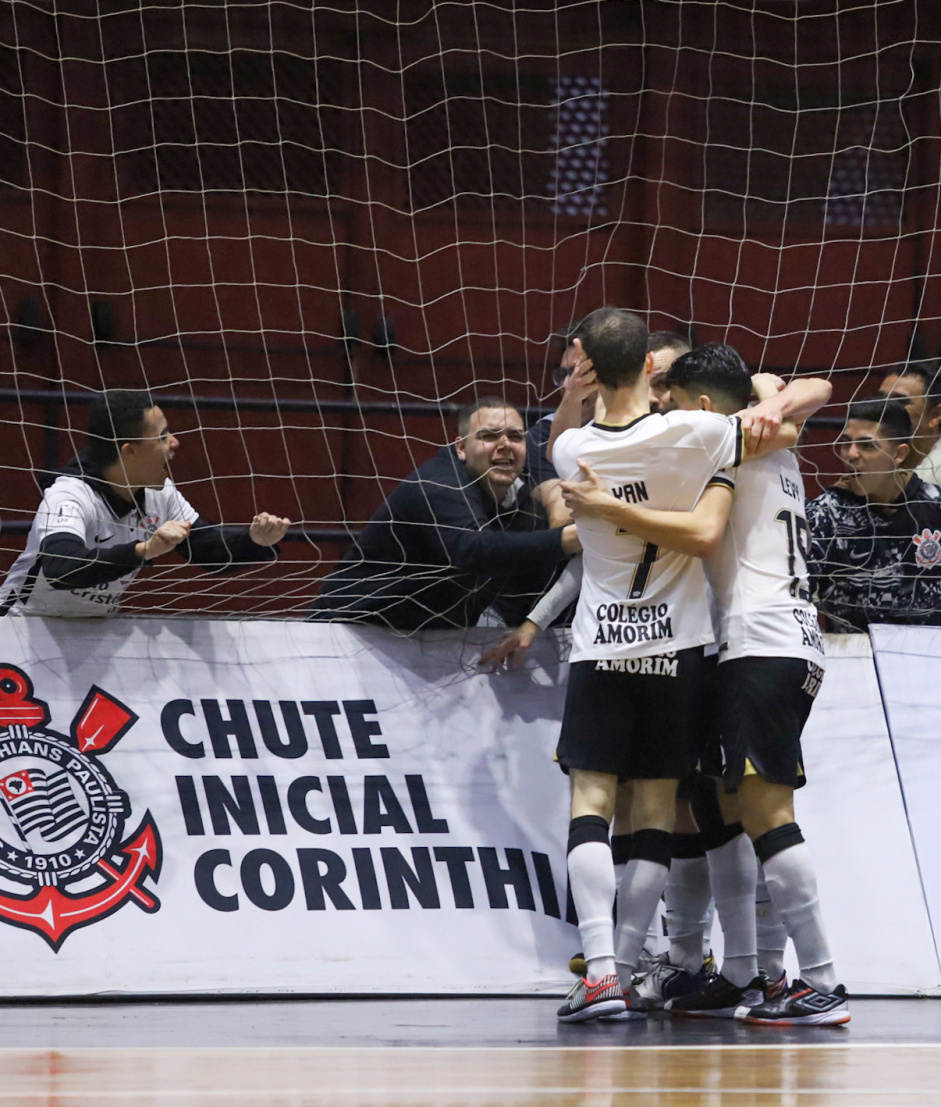 Yan e Levy se abraam e comemoram gol do Corinthians prximo da torcida