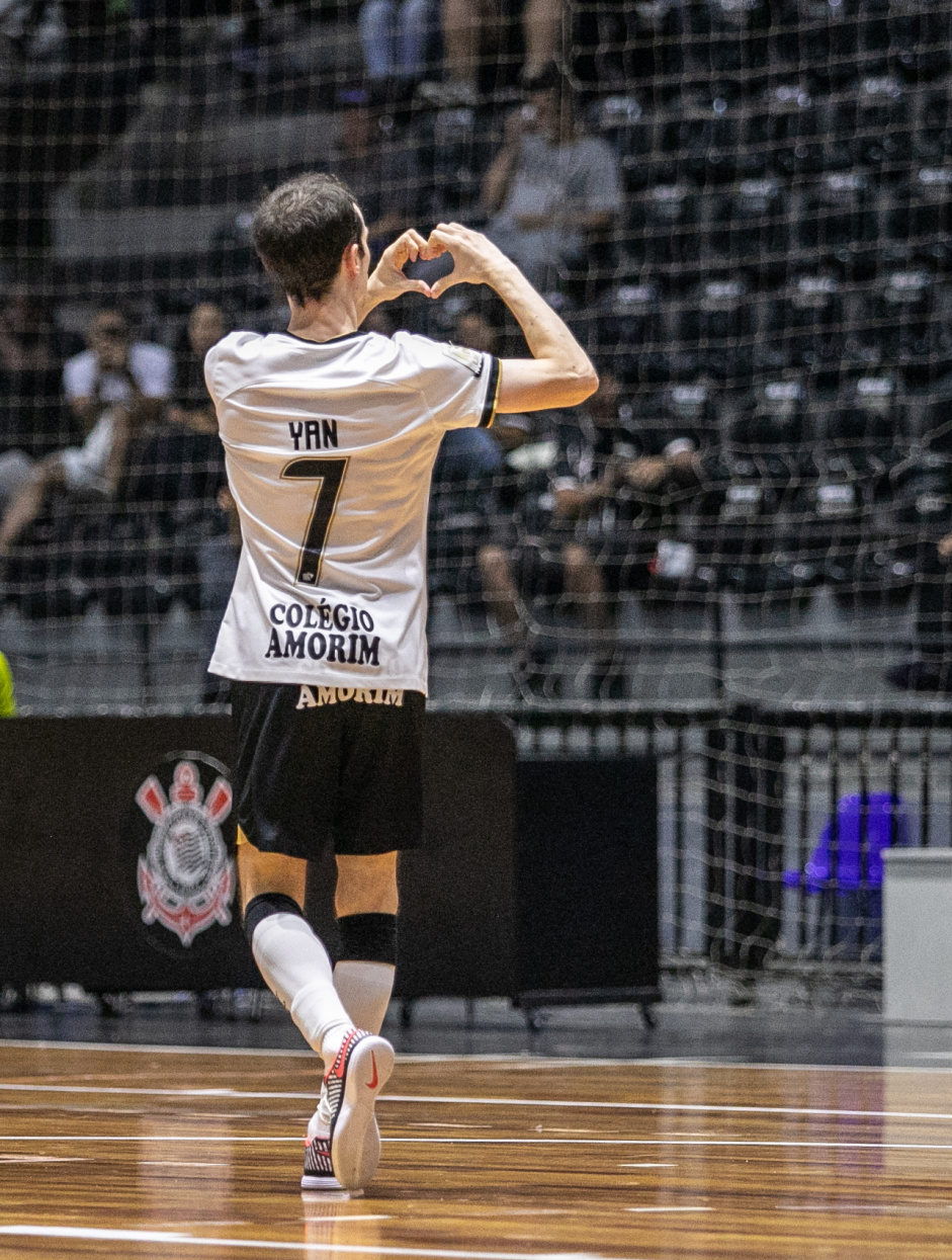 Yan faz sinal de corao para a torcida em jogo do Corinthians contra o Aroeira