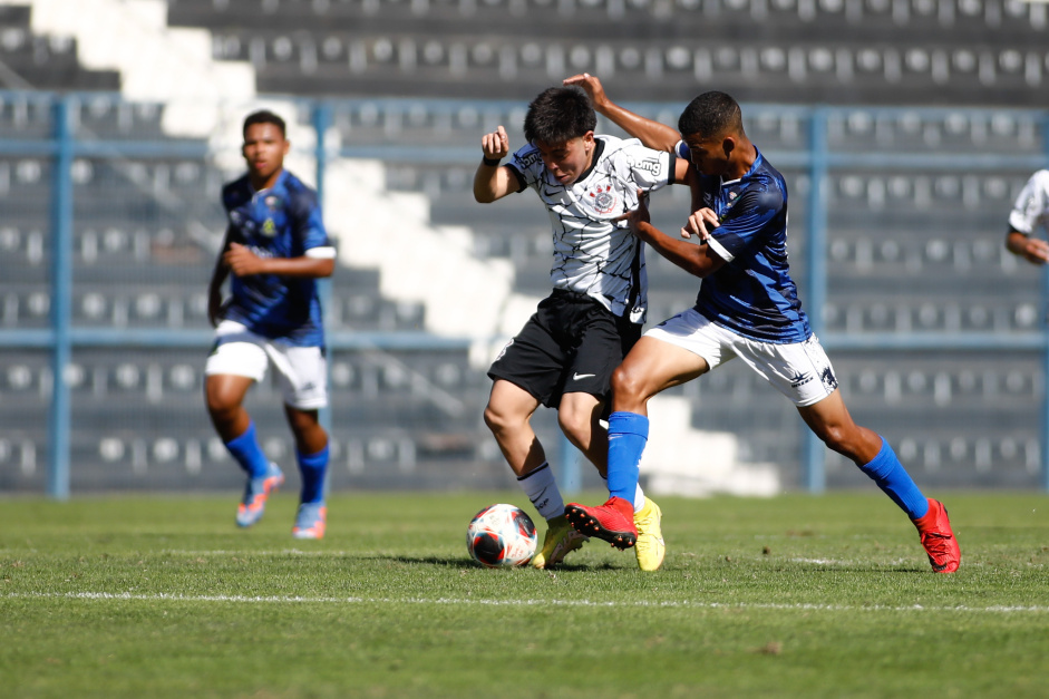 Yuske protege a bola em jogo do Corinthians contra o Santo Andr pelo Paulista sub-17