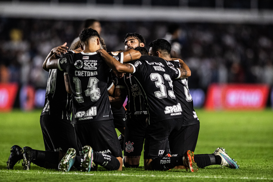 Jogadores ajoelhados aps o segundo gol do Corinthians contra o Santos