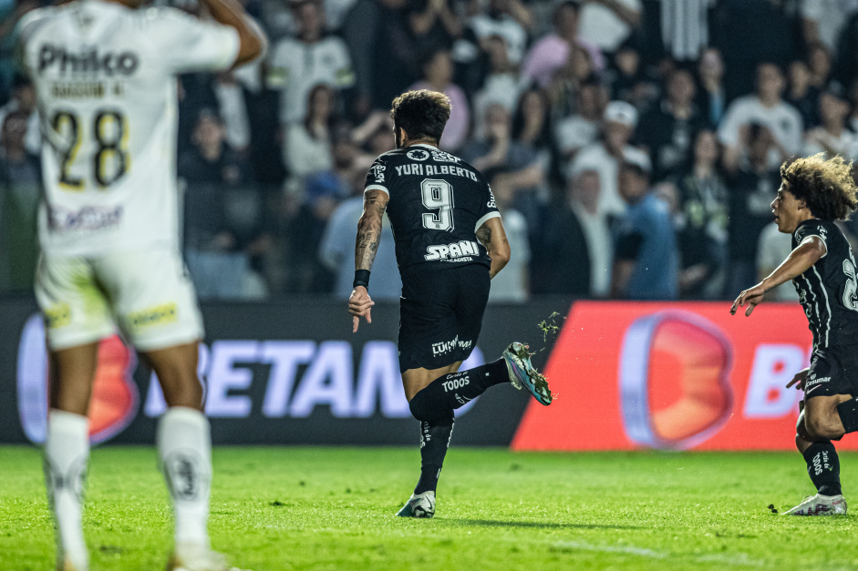 Yuri Alberto comemorando o gol contra o Santos