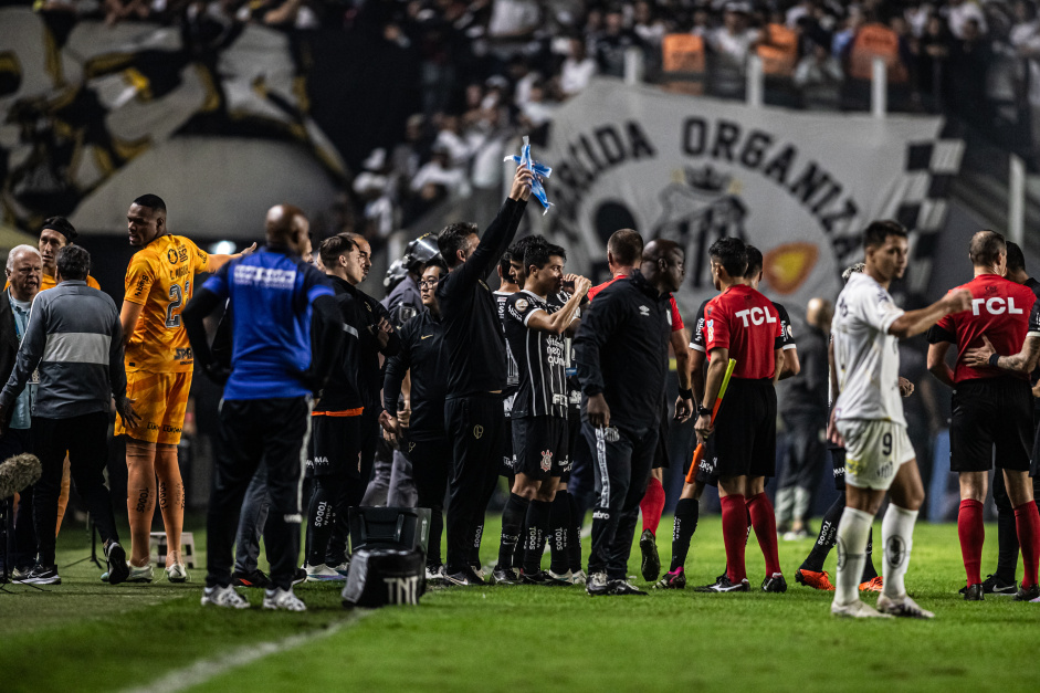 Jogadores do Corinthians e do Santos com a arbitragem esperando reincio da partida