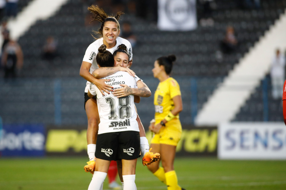 Millene, Gabi Portilho e Fernanda comemorando gol marcado pelo Corinthians