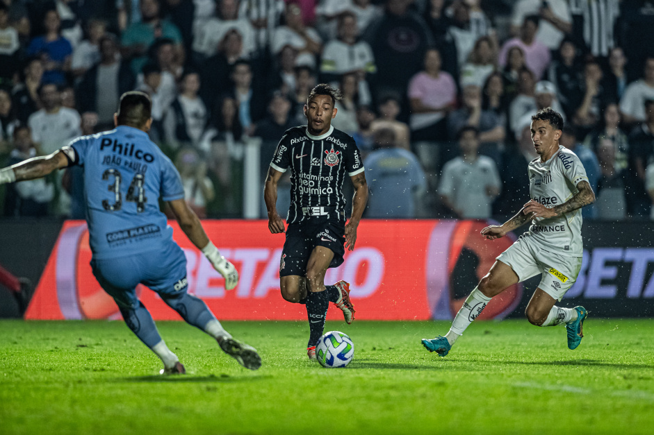 Ruan Oliveira correndo para pressionar o goleiro do Santos