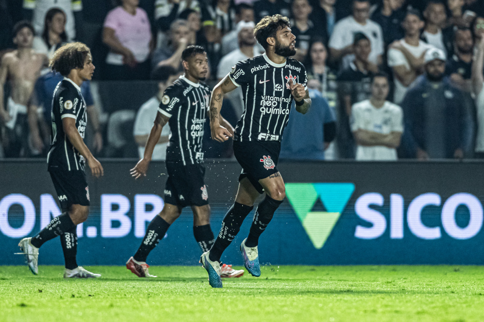Yuri Alberto aps marcar gol contra o Santos; Biro e Ruan Oliveira aparecem ao fundo