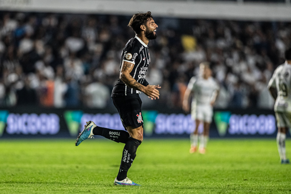 Yuri Alberto correndo na Vila Belmiro e celebrando seu gol marcado contra o Santos