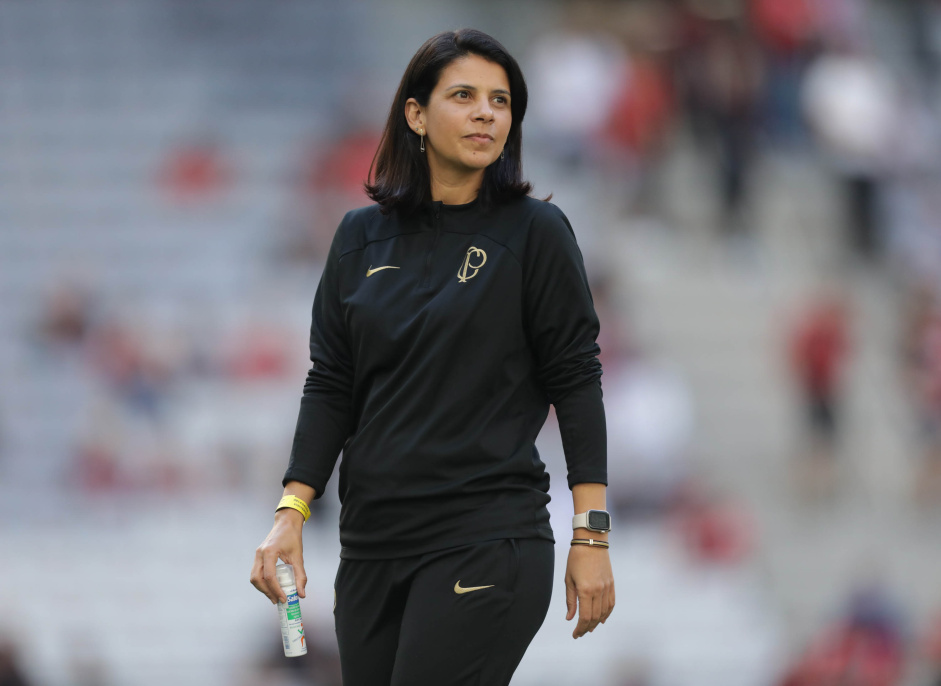 Ana Carolina Crte, mdica do Corinthians, no gramado da Arena da Baixada