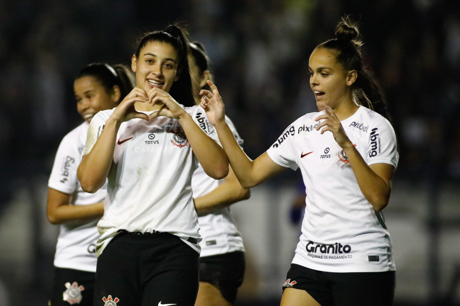 Duda Sampaio e Gabi Portilho comemoram gol em vitria do Corinthians sobre o Cruzeiro