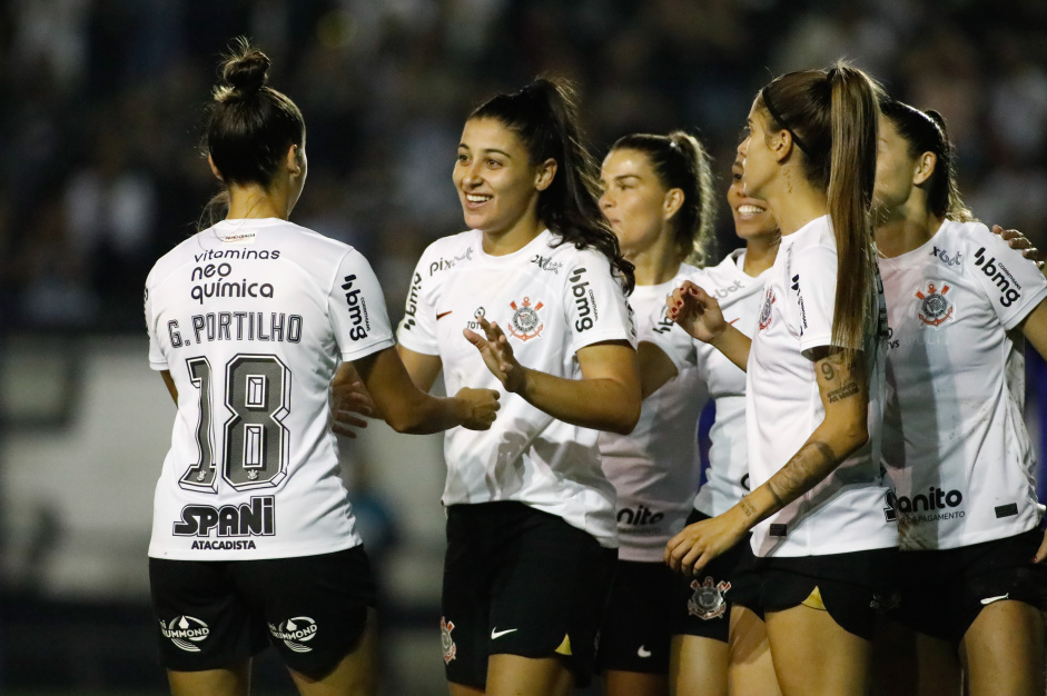 Gabi Portilho, Duda Sampaio e Jheniffer comemoram gol do Corinthians sobre o Cruzeiro