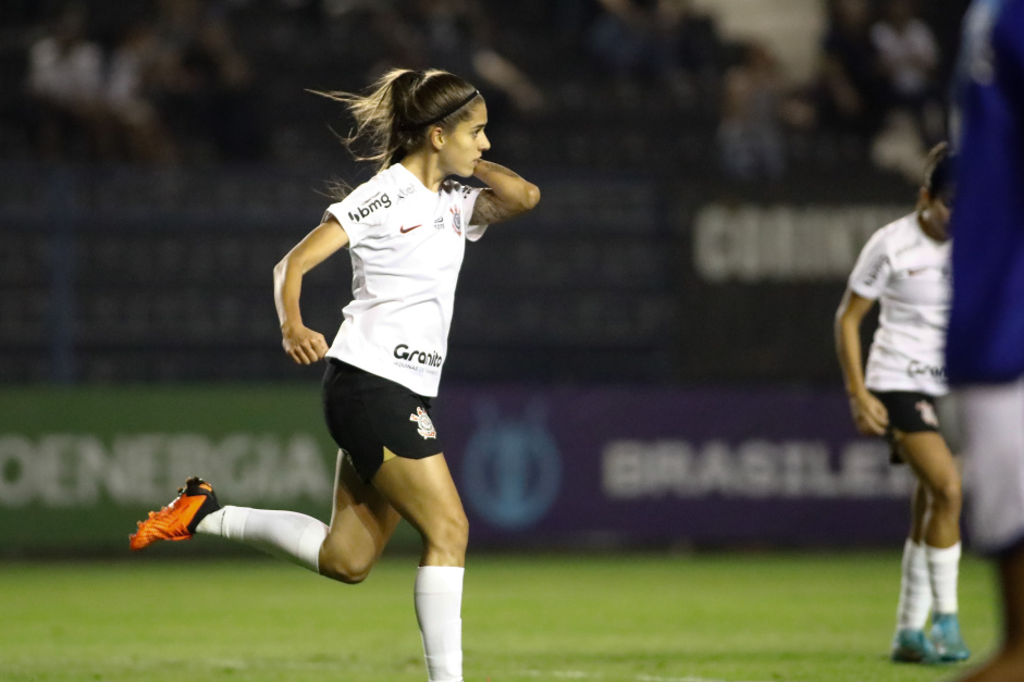 Jheniffer comemora gol marcado sobre o Cruzeiro pelo Brasileiro Feminino