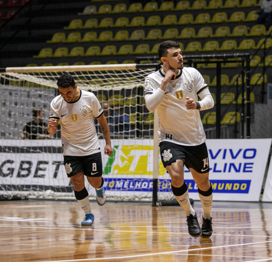 Gugu Flores e Lucas Martins durante partida do Corinthians contra o Minas pela LNF