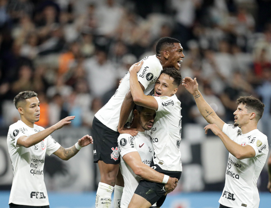 Adson, Felipe Augusto, Giuliano, Matheus Arajo e Rafael Ramos comemorando gol do Corinthians