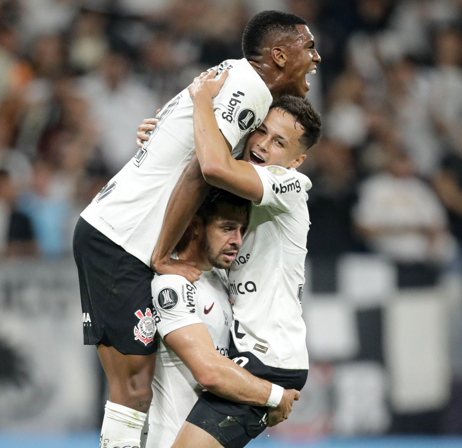Felipe Augusto, Giuliano e Matheus Arajo comemorando gol do Corinthians