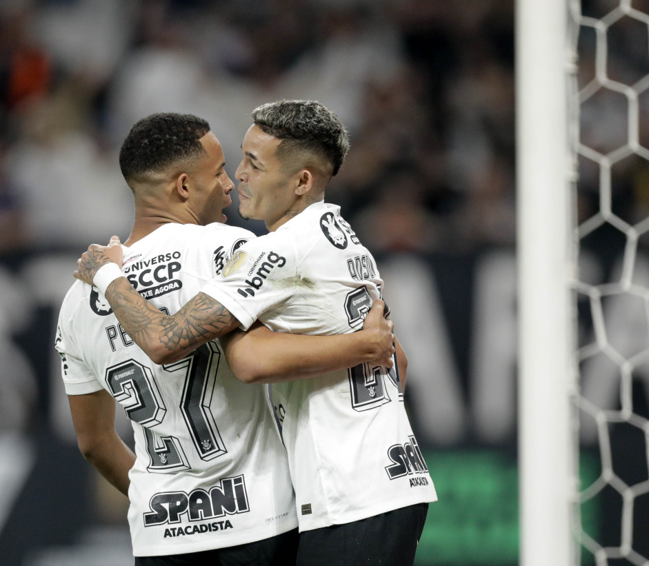 Pedro e Adson comemoram gol do Corinthians