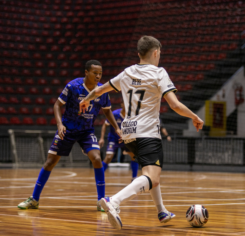 Beb carrega a bola durante jogo entre Corinthians e Bragana pelo Paulista de Futsal