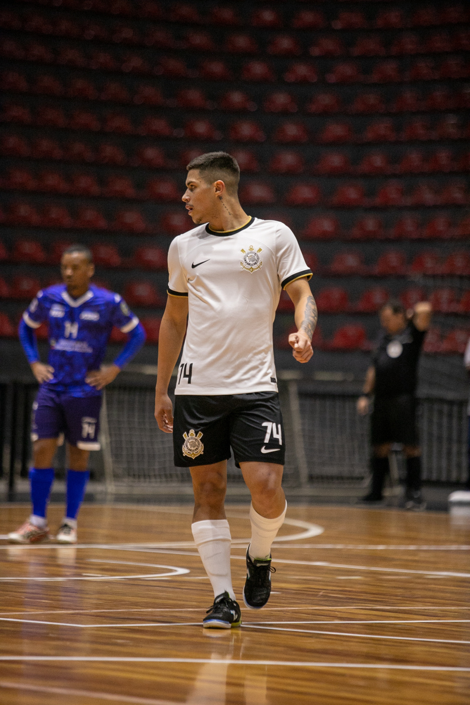 Cain Lucas caminha durante jogo entre Corinthians e Bragana pelo Paulista de Futsal