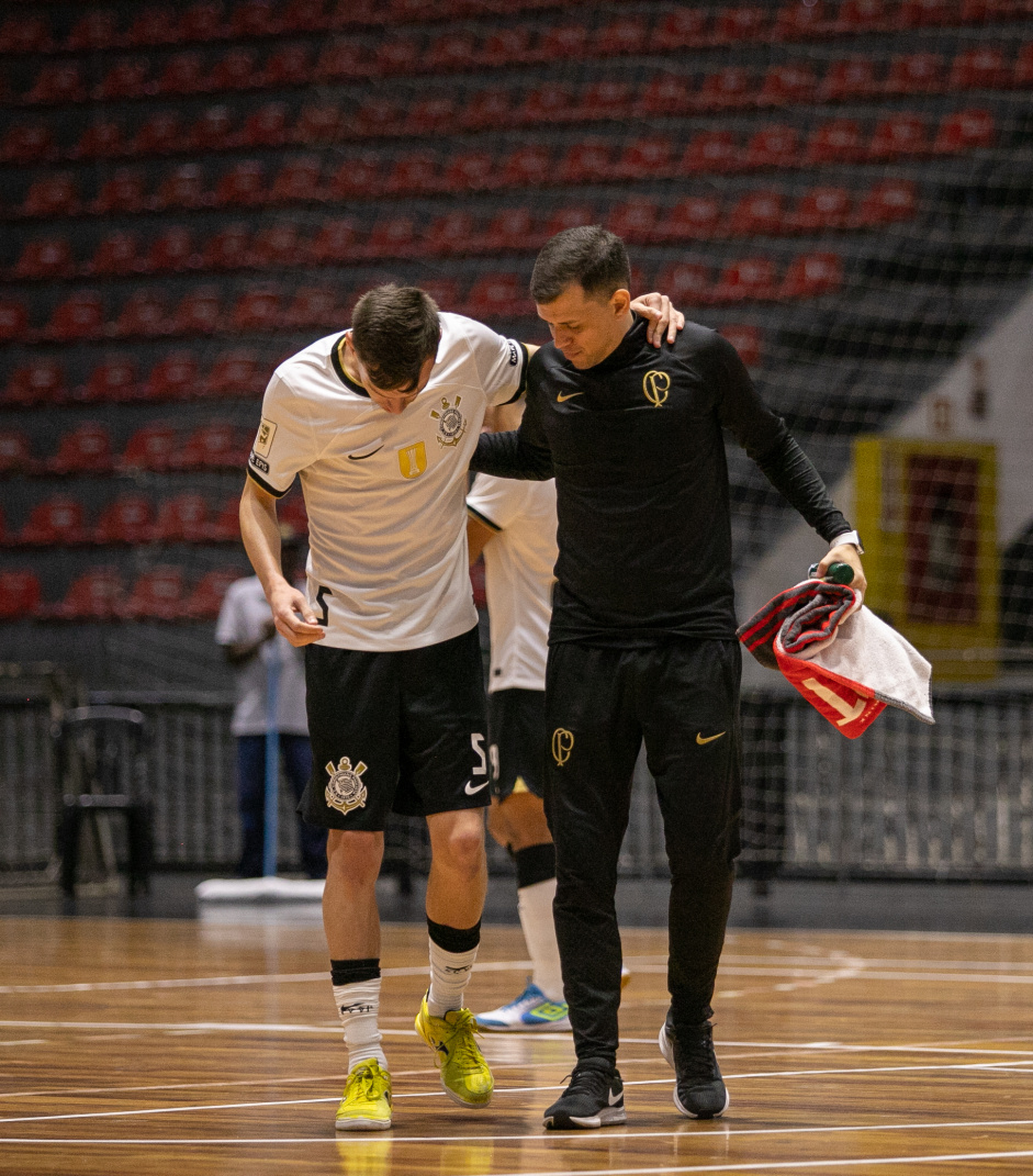 Daniel Sodr deixa quadra com ajuda no jogo entre Corinthians e Bragana pelo Paulista de Futsal