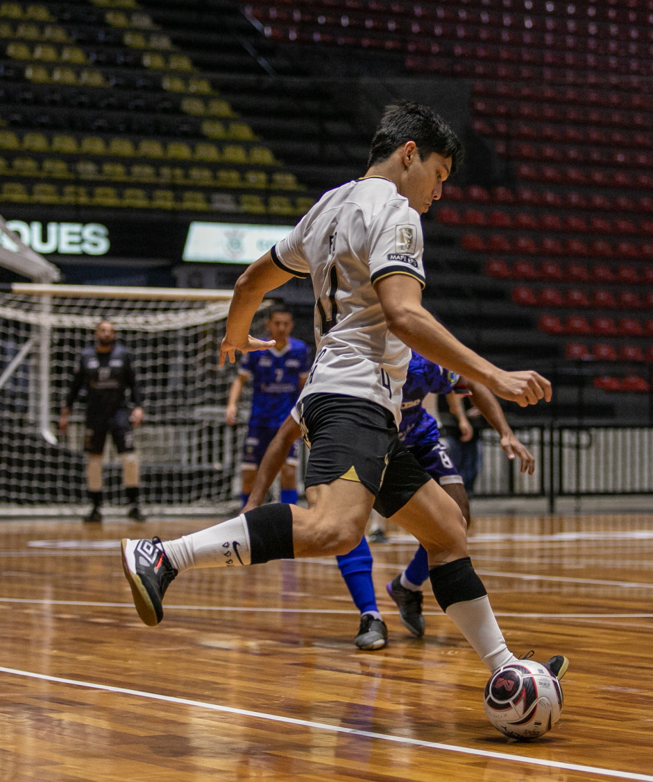 Eyd encara o marcador durante jogo entre Corinthians e Bragana pelo Paulista de Futsal