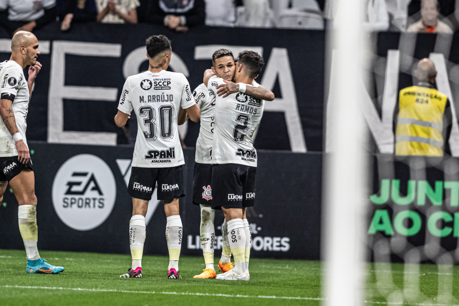 Fbio Santos, Matheus Arajo e Rafael Ramos celebram gol de Adson