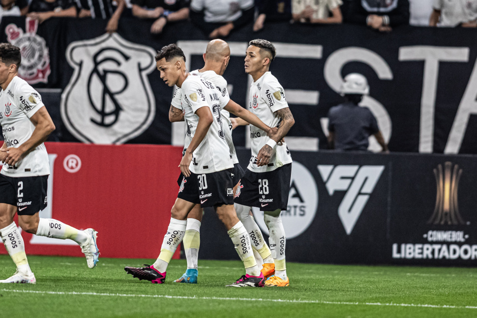Fbio Santos, Matheus Arajo e Rafael Ramos celebram gol de Adson