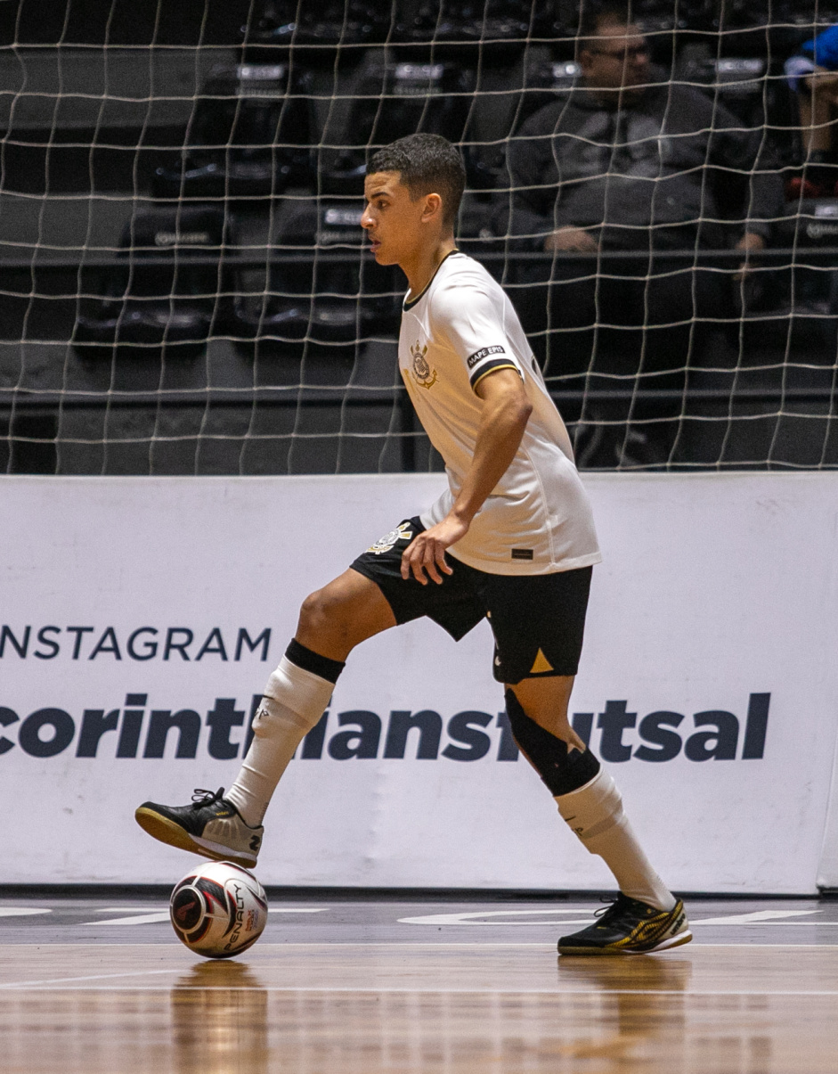 Gabriel Alves carrega a bola durante jogo entre Corinthians e Bragana pelo Paulista de Futsal