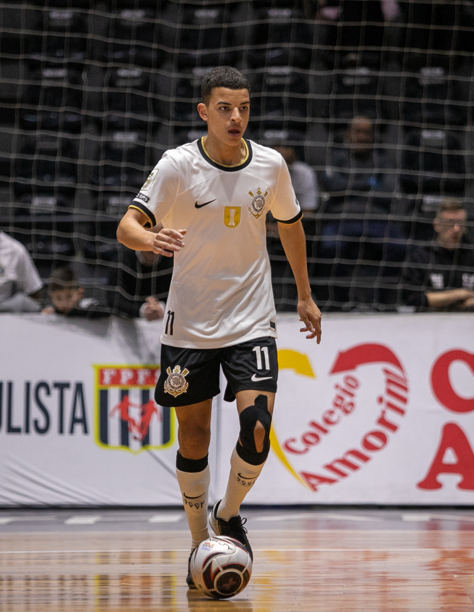 Gabriel Alves carrega a bola durante jogo entre Corinthians e Bragana pelo Paulista de Futsal