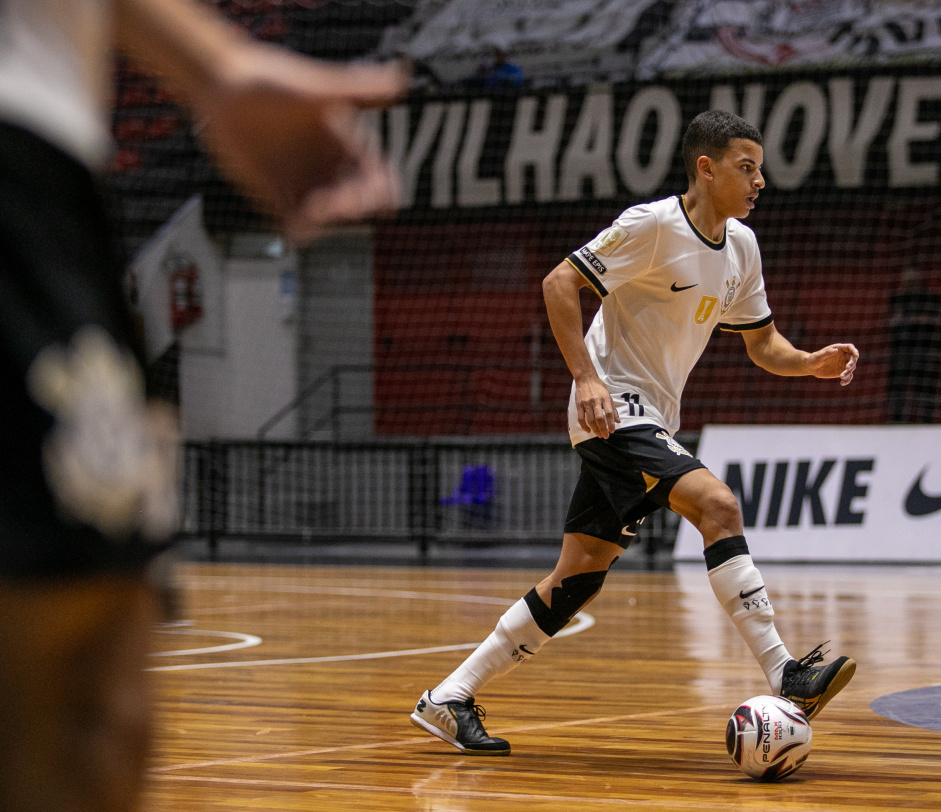 Gabriel Alves conduz a bola durante jogo entre Corinthians e Bragana pelo Paulista de Futsal
