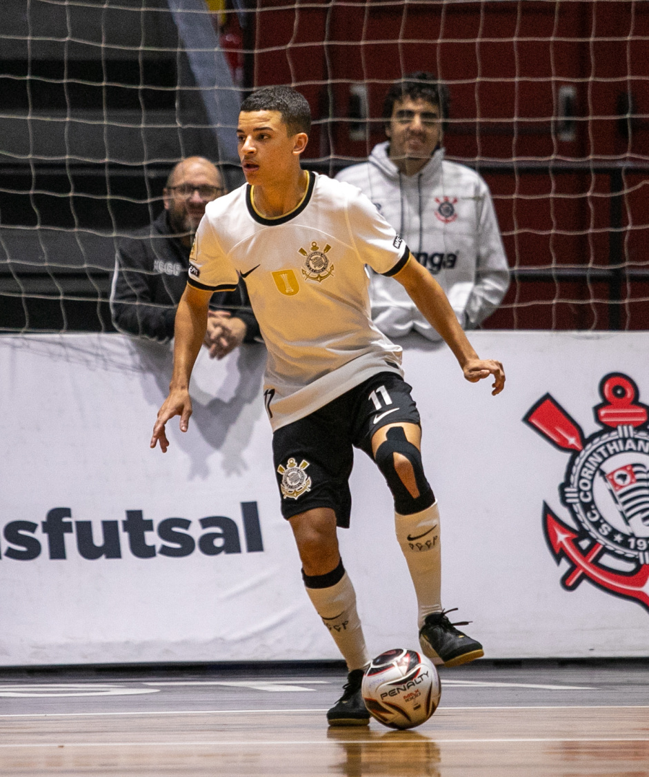 Gabriel Alves domina a bola durante jogo entre Corinthians e Bragana pelo Paulista de Futsal