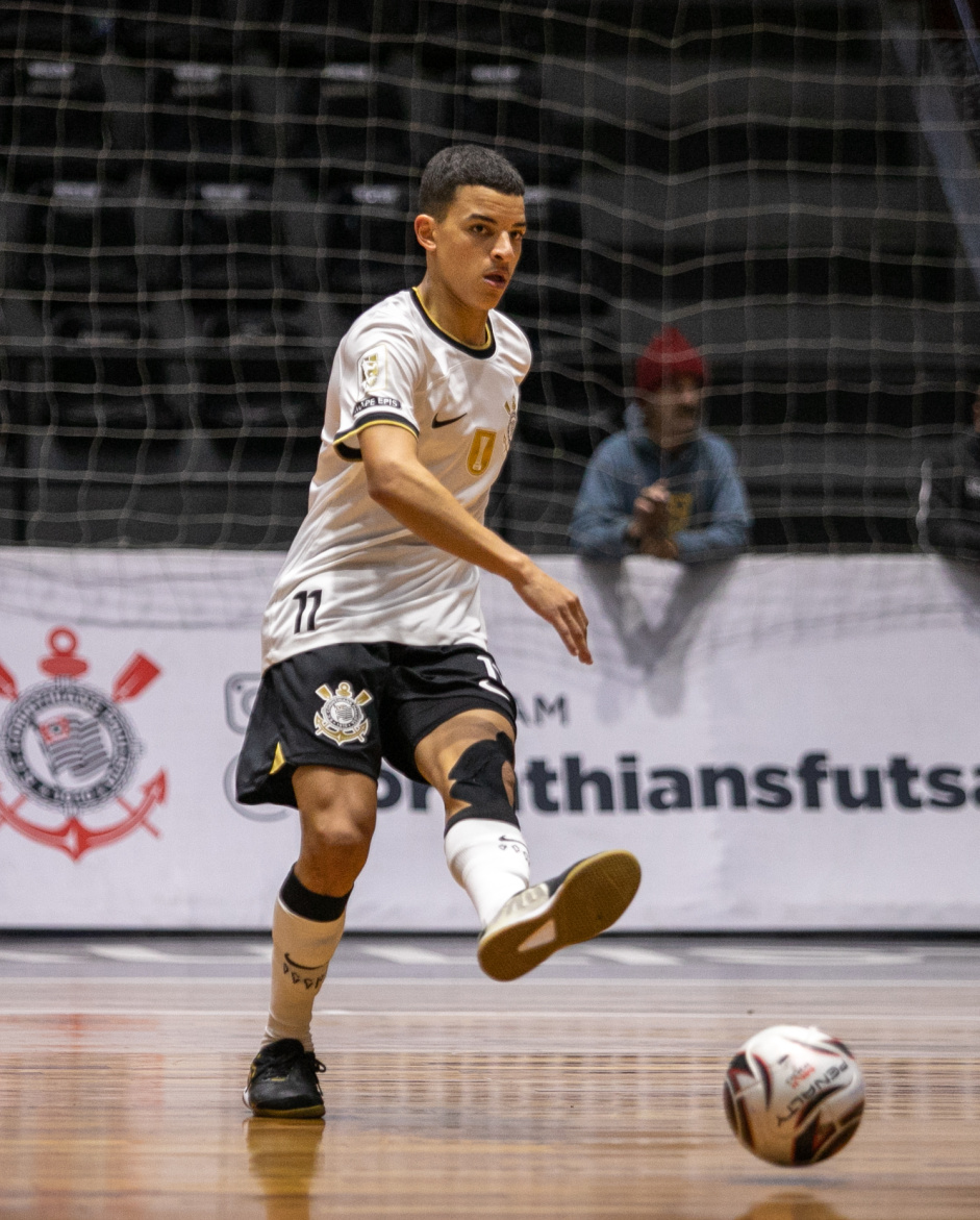 Gabriel Alves passa a bola durante jogo entre Corinthians e Bragana pelo Paulista de Futsal