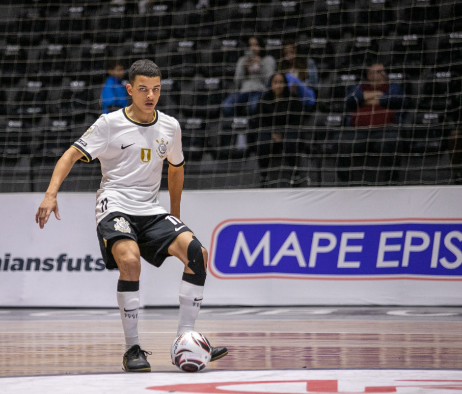 Gabriel Alves passa a bola durante jogo entre Corinthians e Bragana pelo Paulista de Futsal