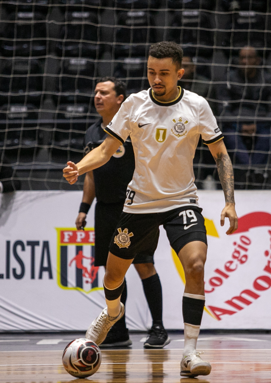 Gabriel Barbosa com a bola durante jogo entre Corinthians e Bragana pelo Paulista de Futsal
