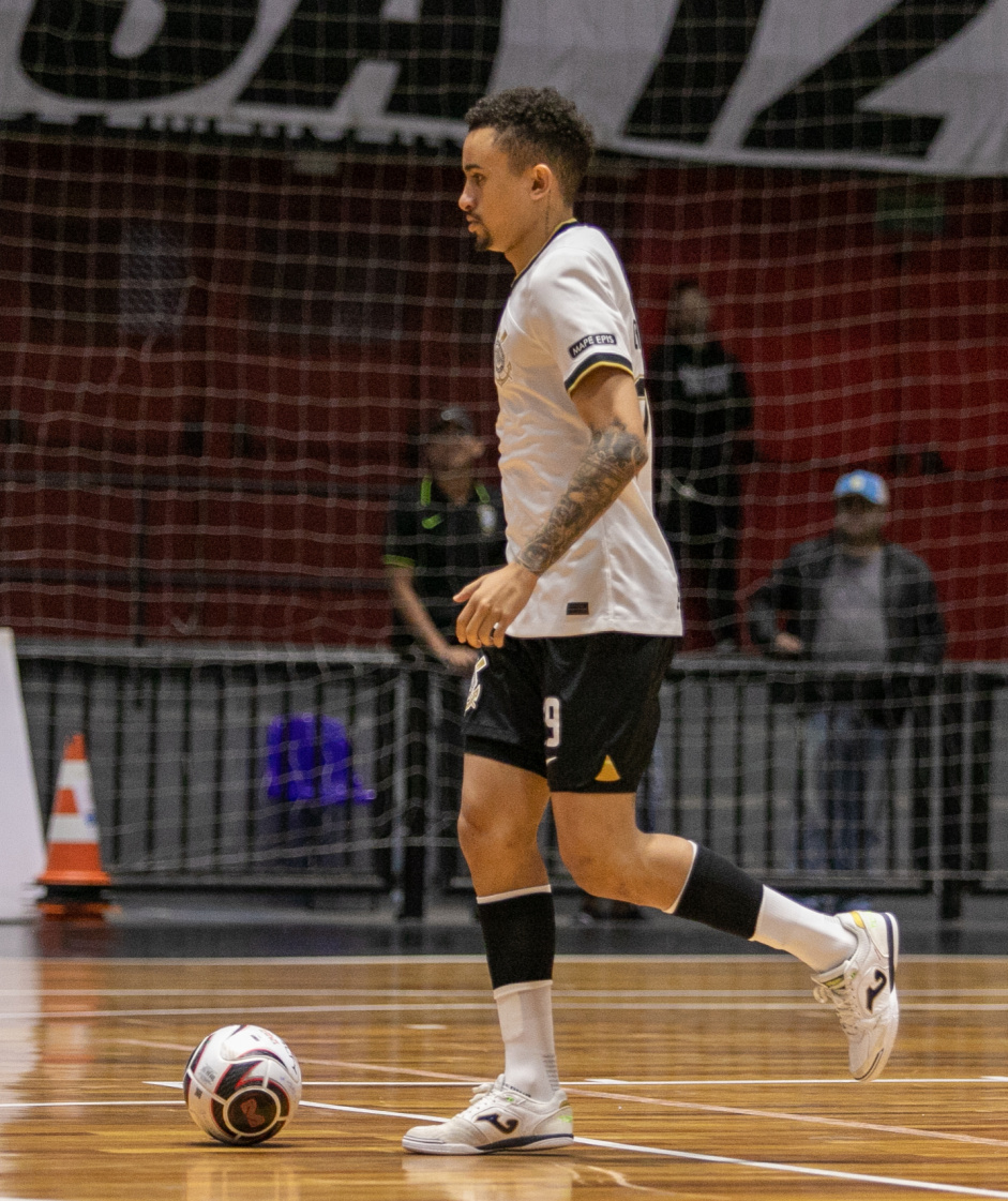 Gabriel Barbosa domina a bola durante jogo entre Corinthians e Bragana pelo Paulista de Futsal