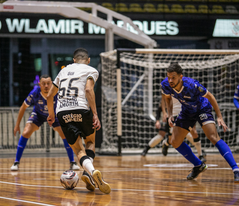 Guilherme Martins encara adversri durante jogo entre Corinthians e Bragana pelo Paulista de Futsal