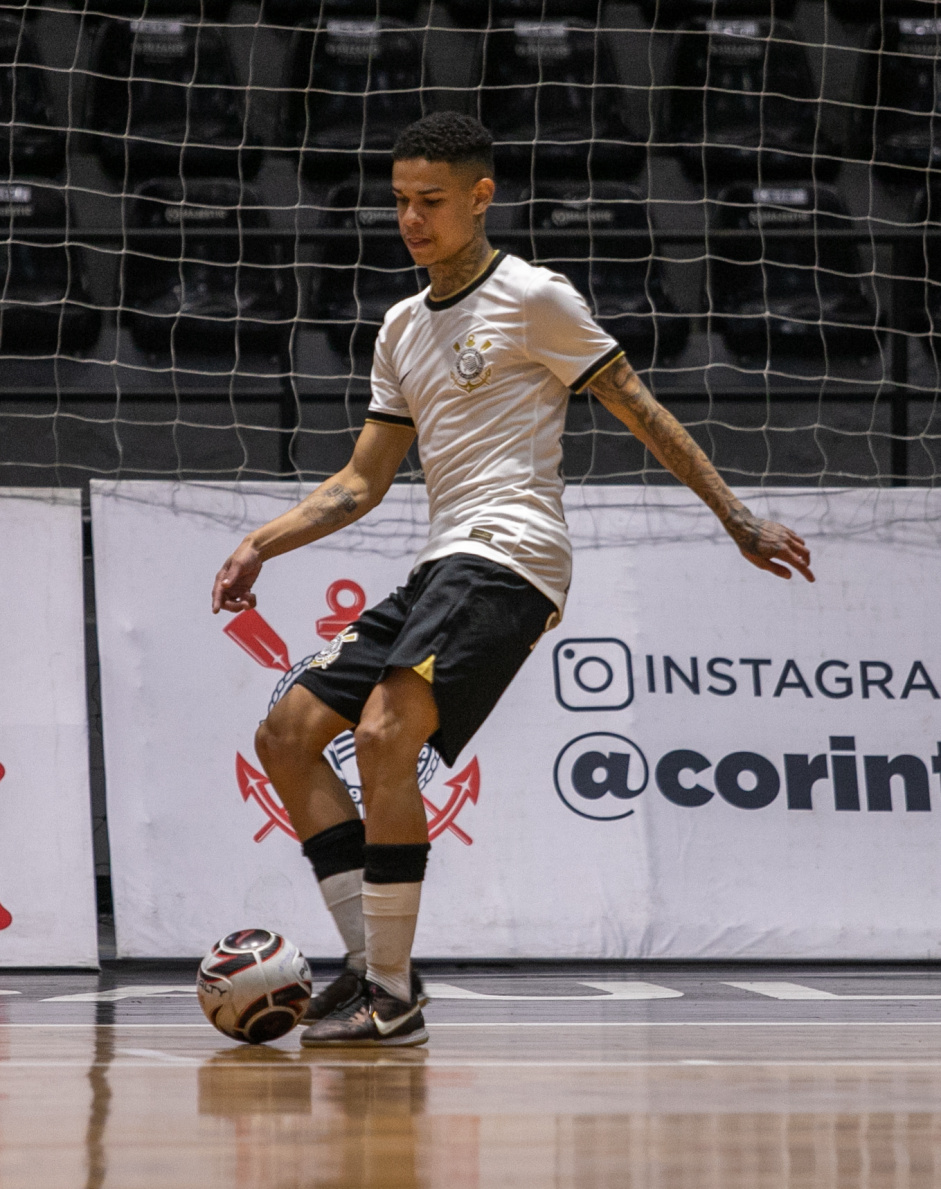 Guilherme Martins passa a bola durante jogo entre Corinthians e Bragana pelo Paulista de Futsal