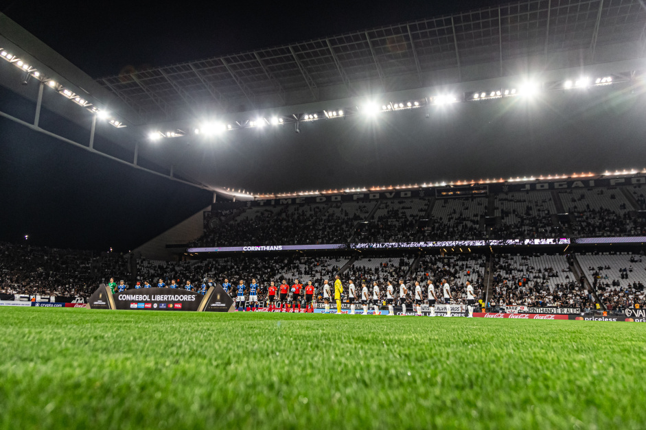 Jogadores de Corinthians e Liverpool, do Uruguai, perfilados em campo