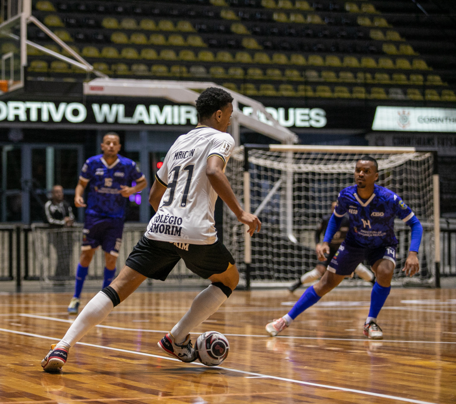 Maiquinho encara oponente durante jogo entre Corinthians e Bragana pelo Paulista de Futsal