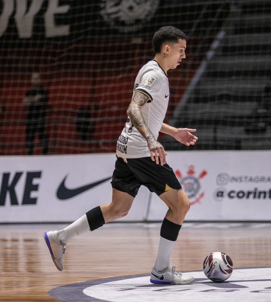 Pietro carrega a bola durante jogo entre Corinthians e Bragana pelo Paulista de Futsal