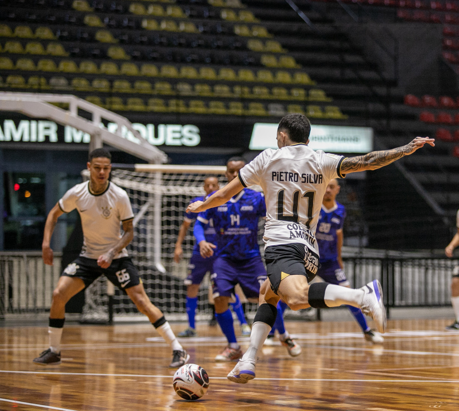 Pietro prepara finalizao Pietro durante jogo entre Corinthians e Bragana pelo Paulista de Futsal