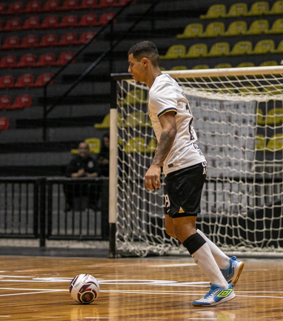 Thiaguinho com a bola durante jogo entre Corinthians e Bragana pelo Paulista de Futsal