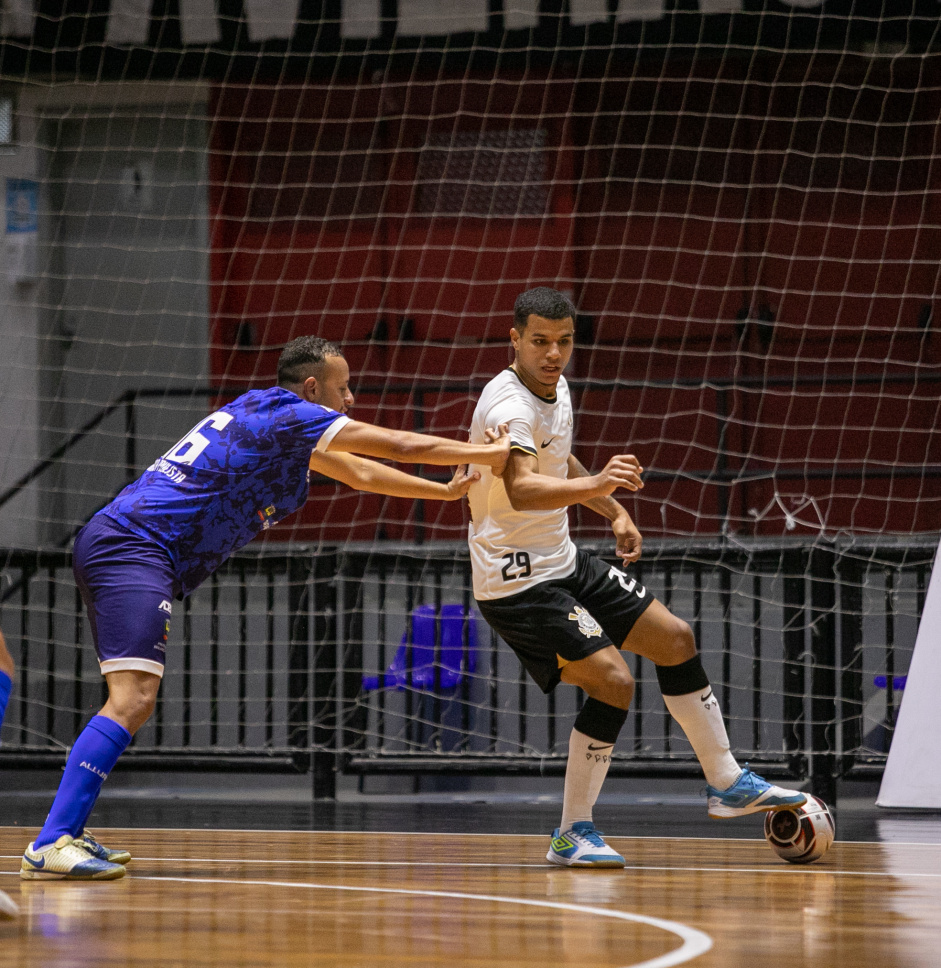 Thiaguinho protege a bola durante jogo entre Corinthians e Bragana pelo Paulista de Futsal