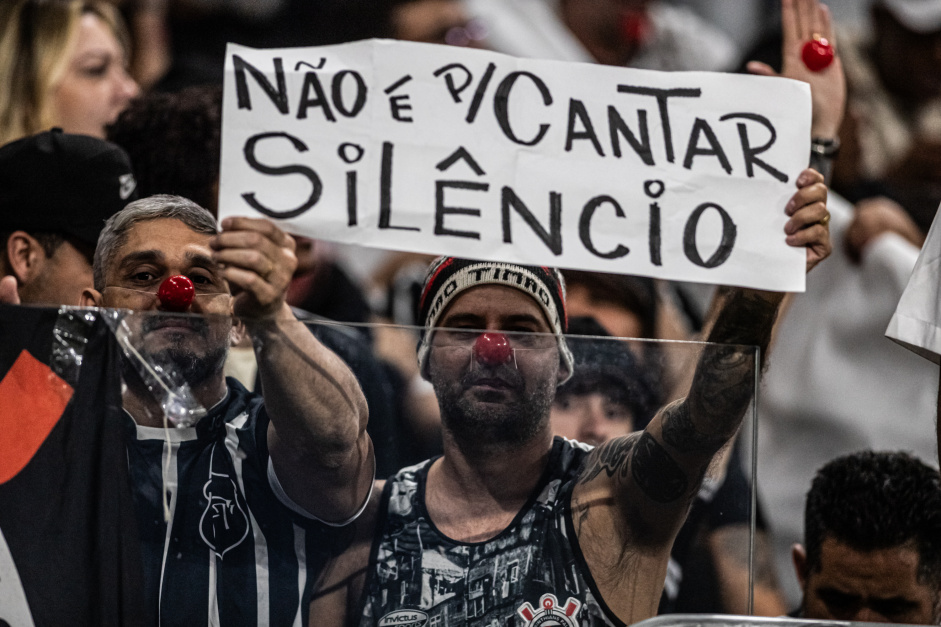 Torcedores do Corinthians ficaram em silncio nas arquibancadas em protesto contra a diretoria