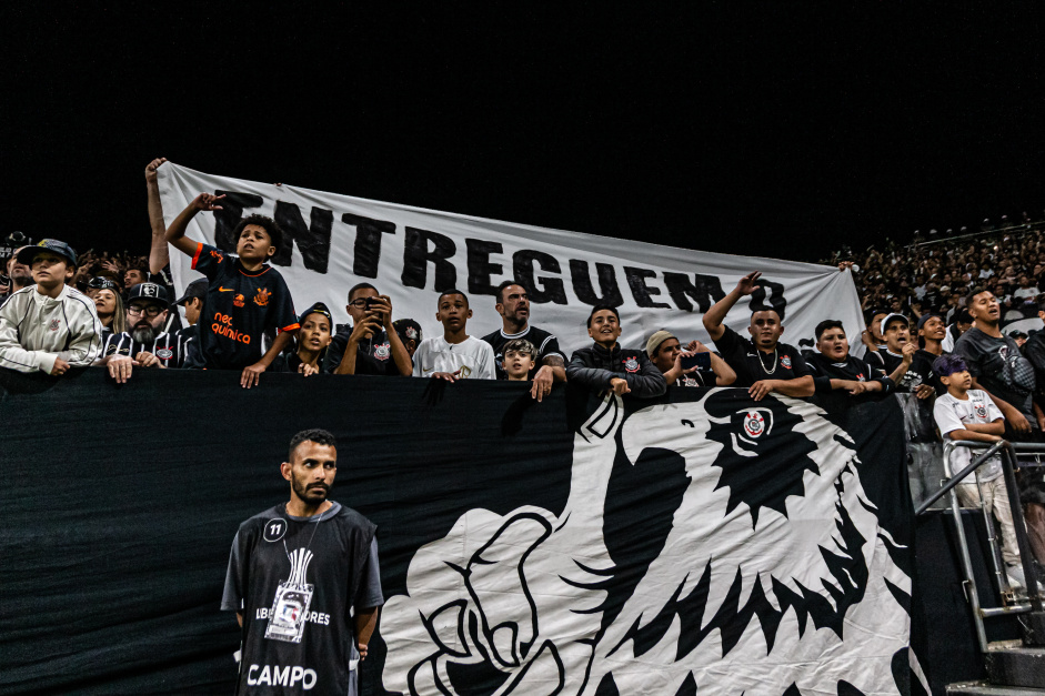 Torcedores do Corinthians protestaram contra a diretoria no jogo contra o Liverpool, do Uruguai