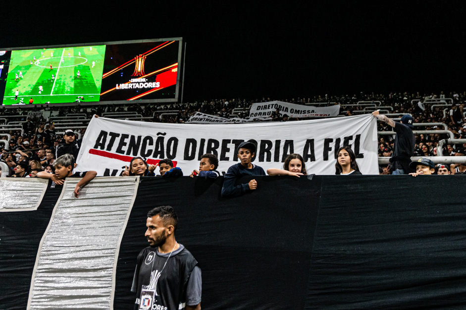 Torcida do Corinthians protestou contra a diretoria na Neo Qumica Arena